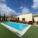 בית נופש With Shared Pool And Views