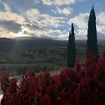 בית נופש With Shared Pool And Views Sabina Alta