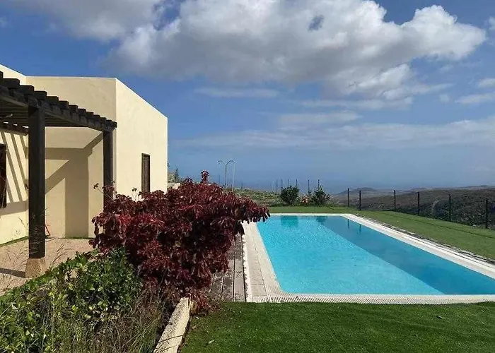 別荘 With Shared Pool And Views *