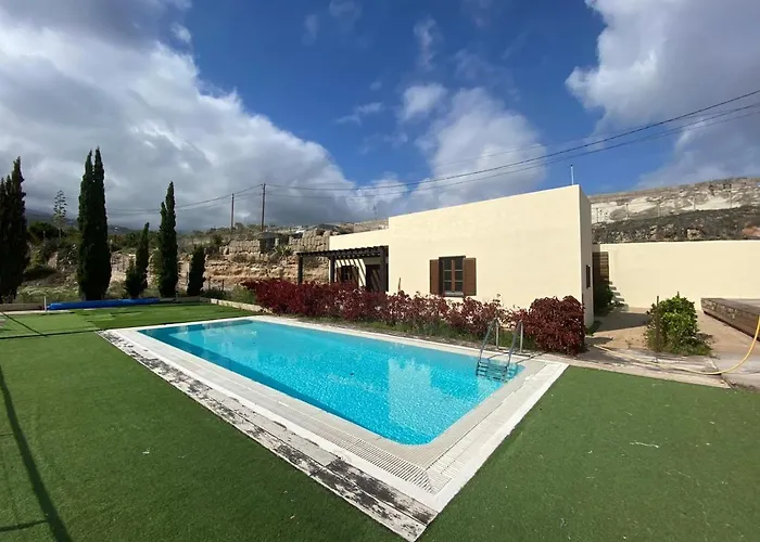 別荘 With Shared Pool And Views